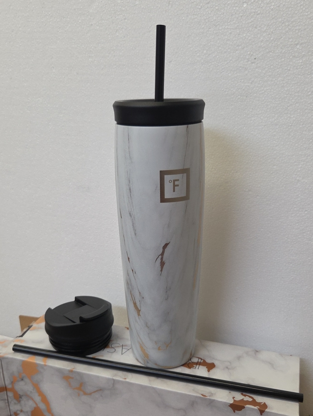 Iron Flask Calacatta Marble 28oz.